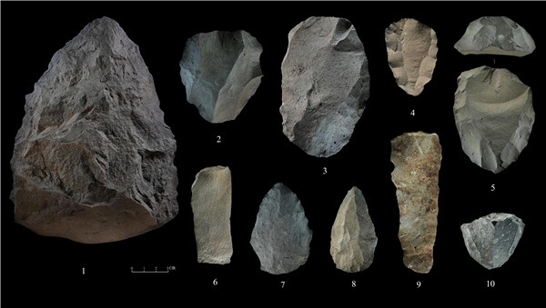 石制品 1.手斧 2、4、5.勒瓦婁哇石核（循環(huán)剝片法、優(yōu)先剝片法）3.勒瓦婁哇石葉石核 6.勒瓦婁哇石葉 7、8.勒瓦婁哇尖狀器 9.石葉 10.錐形石葉石核。中肯聯(lián)合考古隊供圖