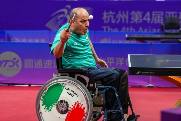10月23日，杭州第4屆亞殘運(yùn)會(huì)乒乓球男子單打Class2小組循環(huán)賽舉行。圖為伊朗隊(duì)選手哈?！ず?jiǎn)費(fèi)尚在比賽中。圖片來源：杭州亞殘組委會(huì)