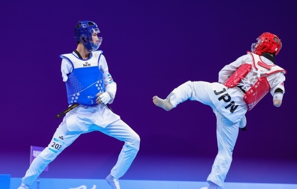 10月23日，杭州第4屆亞殘運(yùn)會(huì)跆拳道男子K44級(jí)58公斤級(jí)銅牌賽舉行。圖為烏茲別克斯坦隊(duì)選手桑賈貝克·穆赫托羅夫(左)和日本隊(duì)選手阿渡健太在比賽中。圖片來源：杭州亞殘組委會(huì)