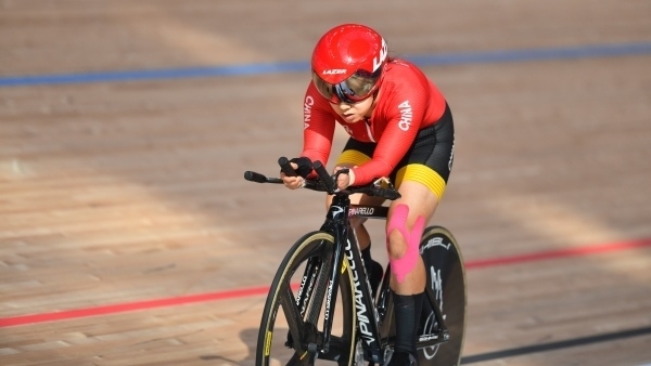 10月23日，杭州第4屆亞殘運(yùn)會(huì)場(chǎng)地自行車女子個(gè)人C4-5級(jí)3000米追逐賽金牌賽舉行。圖為中國隊(duì)選手季子賢在比賽中。圖片來源：杭州亞殘組委會(huì)