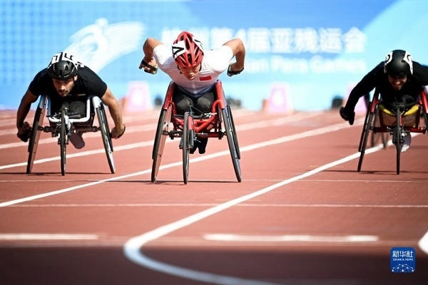 10月23日，中國選手龔文浩（左二）在杭州第4屆亞殘運(yùn)會(huì)男子100米-T34決賽的比賽中。他以15秒55的成績獲得該項(xiàng)目銀牌。新華社記者 江漢攝