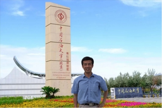 北京交通大學(xué)“銀齡教師”黃曉鳴。校方供圖