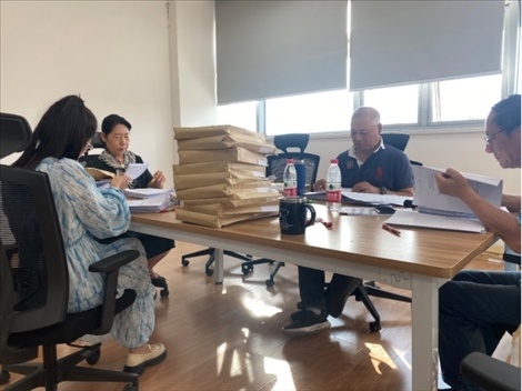 北京交通大學(xué)退休教師田立年與當(dāng)?shù)貛熒谝黄?。校方供圖