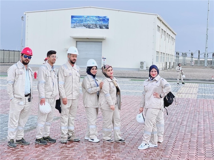 部分伊拉克員工合影。中國(guó)石油工程建設(shè)有限公司供圖