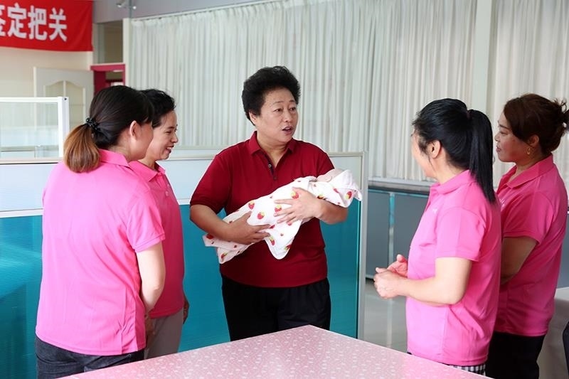 △2021年6月2日，卓長立（中）指導(dǎo)正在接受培訓(xùn)的家政服務(wù)員。