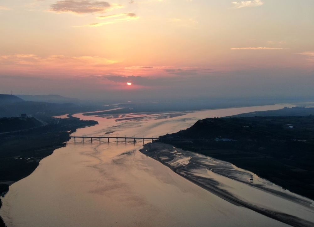  豫陜交界附近拍攝的黃河景色（2020年9月7日攝，無人機(jī)照片）。新華社記者 郝源 攝
