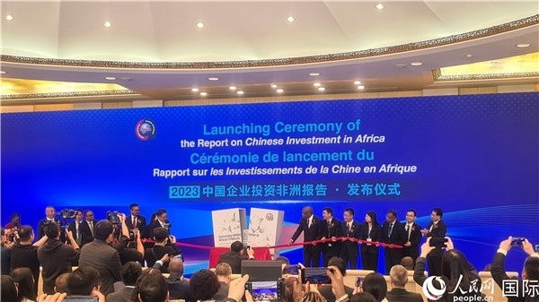 中非雙方嘉賓共同為報(bào)告揭幕。人民網(wǎng)記者 萬宇攝