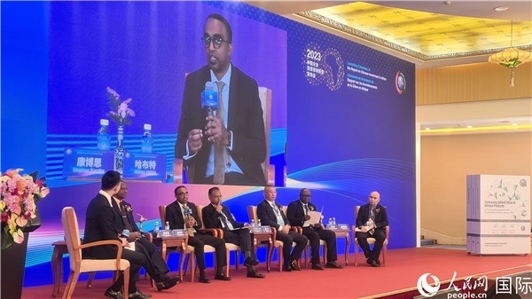 與會(huì)嘉賓展開座談。人民網(wǎng)記者 萬宇攝