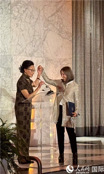 加州副州長康伊蓮為方李邦琴獲獎致辭。人民網(wǎng)記者 鄧圩攝