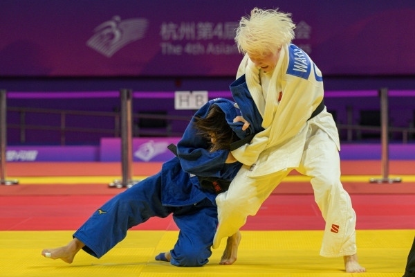 10月24日，杭州第4屆亞殘運(yùn)會柔道女子J2級57公斤級決賽舉行。圖為中國隊選手王嘉楠（右）和日本隊選手廣瀨順子在比賽中。圖片來源：杭州亞殘組委