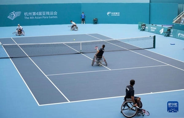 10月24日，在杭州第4屆亞殘運(yùn)會輪椅網(wǎng)球男子雙打1/4決賽中，中國組合董順江/紀(jì)珍旭以0比2不敵韓國組合任浩元/韓成奉，無緣半決賽。圖為董順江（右二）/紀(jì)珍旭（右一）在比賽中。新華社記者 才揚(yáng)攝