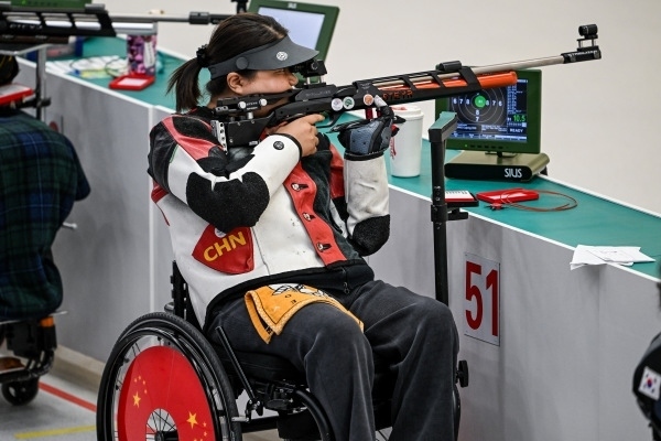 10月23日，杭州第4屆亞殘運(yùn)會射擊(R2)SH1級女子10米氣步槍立射資格賽舉行。圖為中國隊選手張翠平在比賽中。圖片來源：杭州亞殘組委