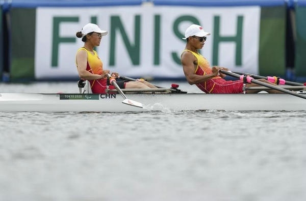 2021年8月29日，在東京殘奧會賽艇項目PR2級混合雙人雙槳決賽中，中國組合劉爽/蔣繼劍獲得銅牌。圖為劉爽（左）/蔣繼劍在比賽中。新華社記者 胡虎虎攝（資料圖）
