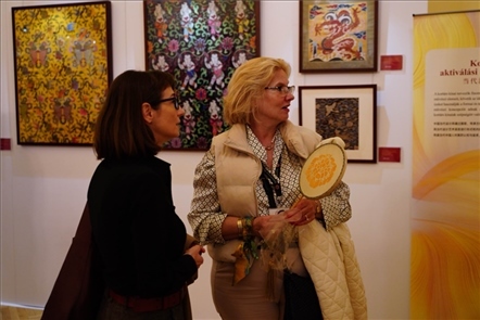 游客觀賞。布達佩斯中國文化中心供圖