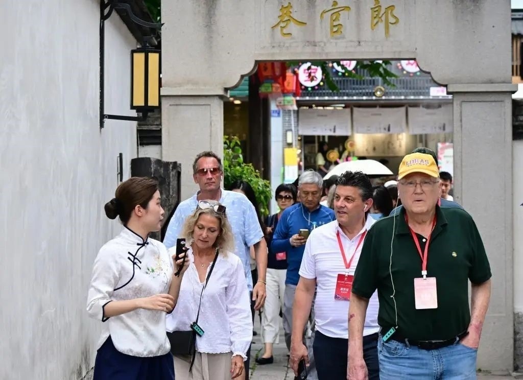 △2023年6月27日，“鼓嶺之友”部分成員和中美各界人士在福建福州南后街三坊七巷參觀訪問(wèn)。