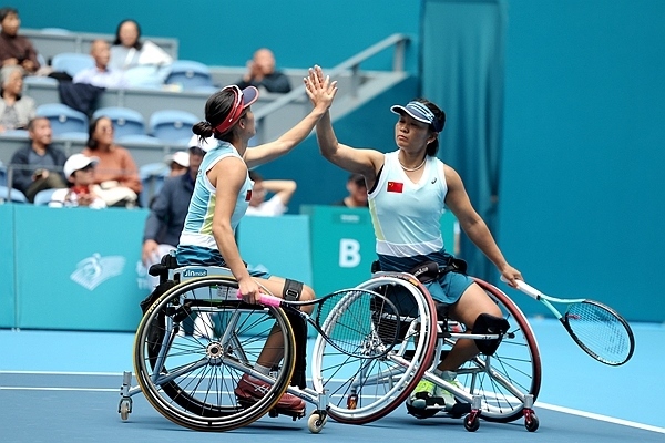 10月25日，杭州亞殘運會輪椅網(wǎng)球女雙決賽，中國組合朱珍珍(右)/郭珞瑤慶祝得分。人民網(wǎng)記者 胡雪蓉攝
