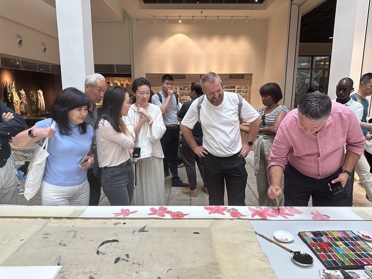 首屆國際傳播“絲路獎(jiǎng)”獲獎(jiǎng)代表等在廣州市荔灣區(qū)永慶坊參加文化交流活動(dòng)。楊爍壁、王燕攝影報(bào)道