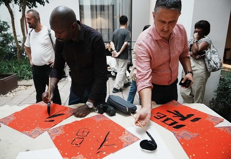 首屆國際傳播“絲路獎(jiǎng)”獲獎(jiǎng)代表等在廣州市荔灣區(qū)永慶坊參加文化交流活動(dòng)。楊爍壁、王燕攝影報(bào)道