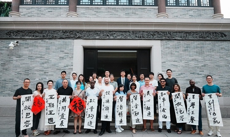 首屆國際傳播“絲路獎(jiǎng)”獲獎(jiǎng)代表等在廣州市荔灣區(qū)永慶坊參加文化交流活動(dòng)。楊爍壁、王燕攝影報(bào)道