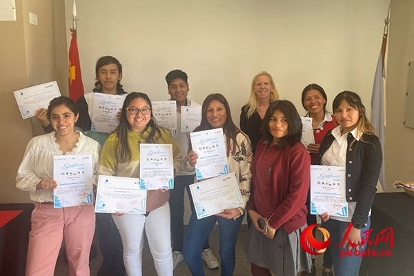 社區(qū)工作專家莫伊拉（后排右二）向“中文工坊”第二期培訓(xùn)班部分結(jié)業(yè)學(xué)員頒發(fā)由薩爾塔省教育部簽發(fā)的結(jié)業(yè)證書。人民網(wǎng)記者 吳思萱攝