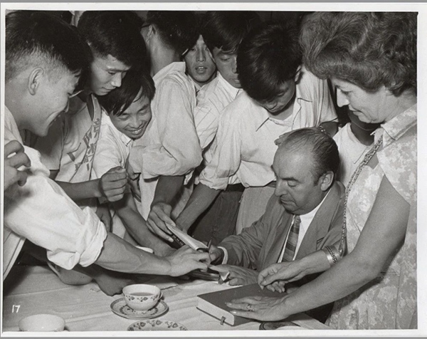 諾貝爾文學(xué)獎(jiǎng)得主巴勃羅·聶魯達(dá)與中國(guó)青年在一起（資料圖片）。中國(guó)美術(shù)館供圖