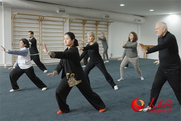 阿根廷武術(shù)俱樂(lè)部協(xié)會(huì)副會(huì)長(zhǎng)陳敏正在教學(xué)。人民網(wǎng)記者 張若涵攝