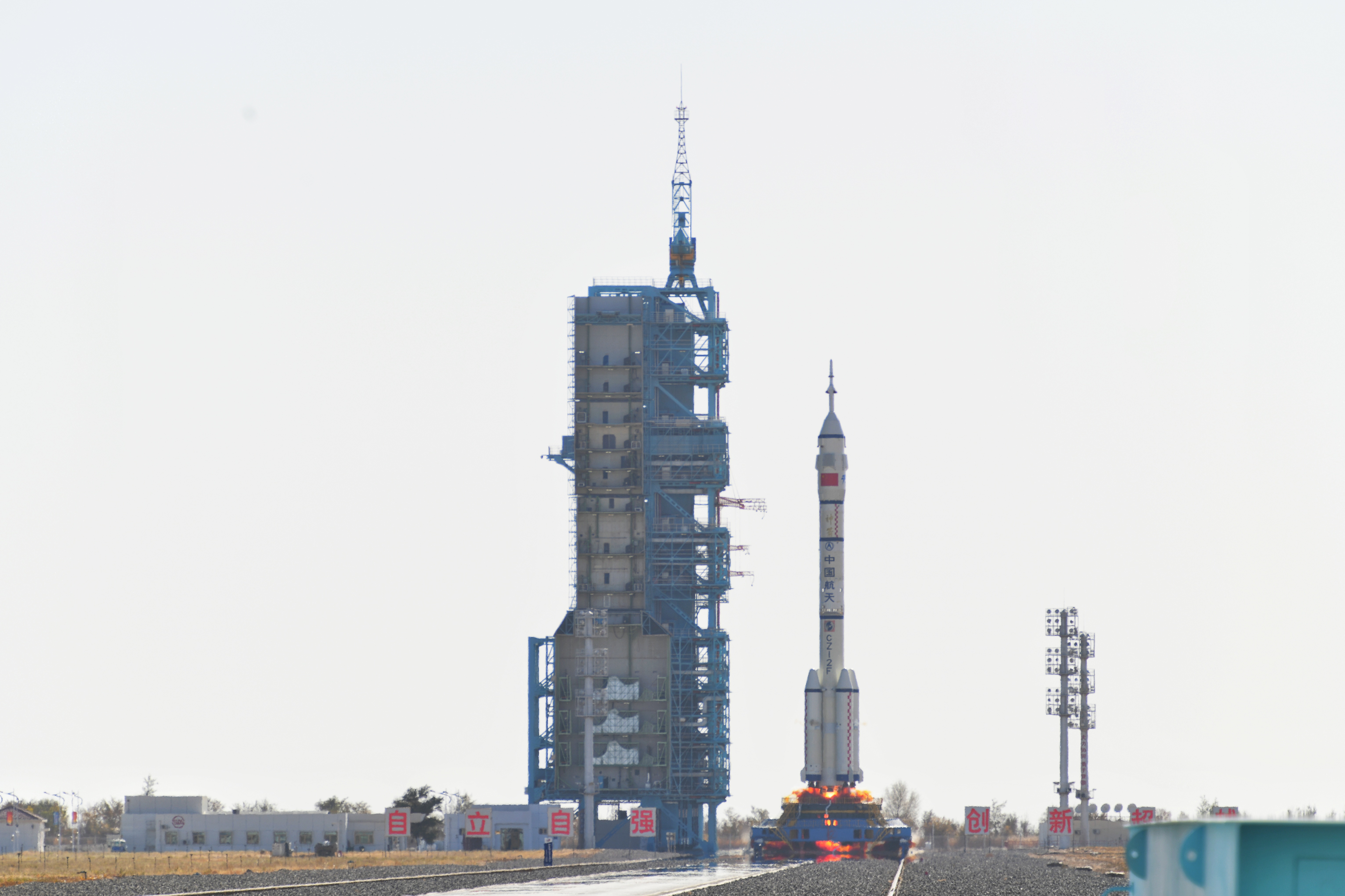 神舟十七號載人飛船發(fā)射升空震撼瞬間。人民網(wǎng) 張啟川攝