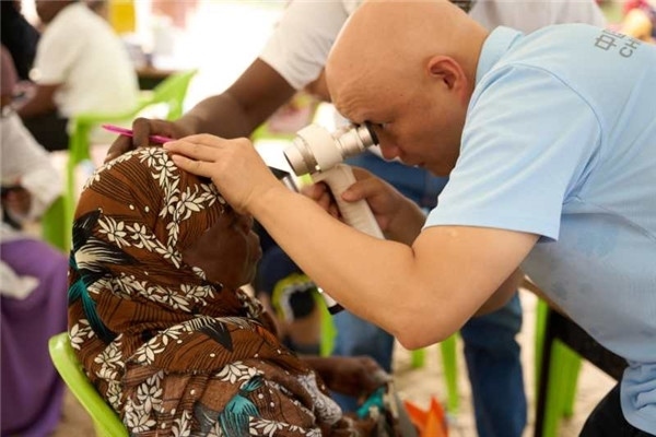醫(yī)療隊為當?shù)鼗颊吡x診。中國援桑醫(yī)療隊供圖