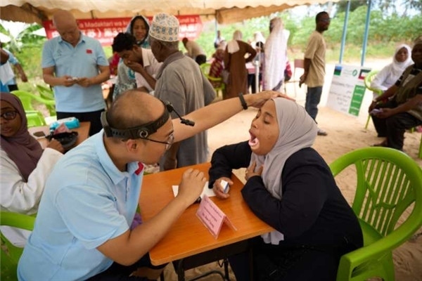 醫(yī)療隊為當?shù)鼗颊吡x診。中國援桑醫(yī)療隊供圖