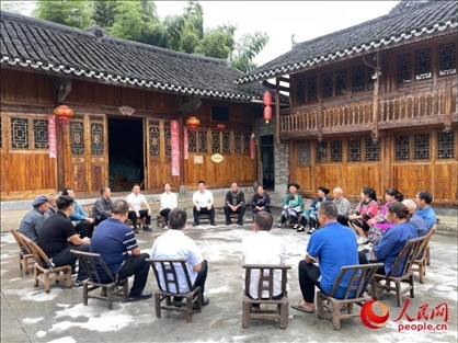 花垣縣石欄鎮(zhèn)朋巖村的院壩會。人民網(wǎng) 周靜圓攝