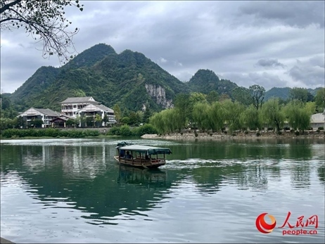 秋日的邊城鎮(zhèn)，青山滴翠、碧水含情。人民網(wǎng) 周靜圓攝