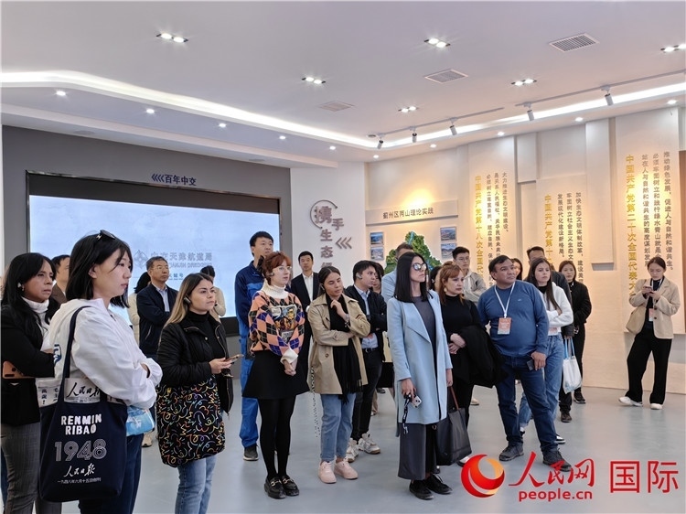 媒體記者探訪薊州礦山生態(tài)修復(fù)項目。人民網(wǎng)記者 符園園攝