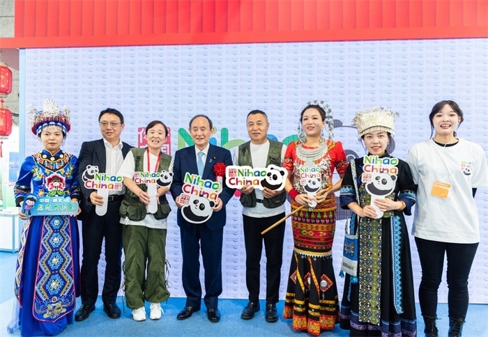 日本前首相菅義偉在中國展館參觀。圖片由中國駐東京旅游辦事處提供