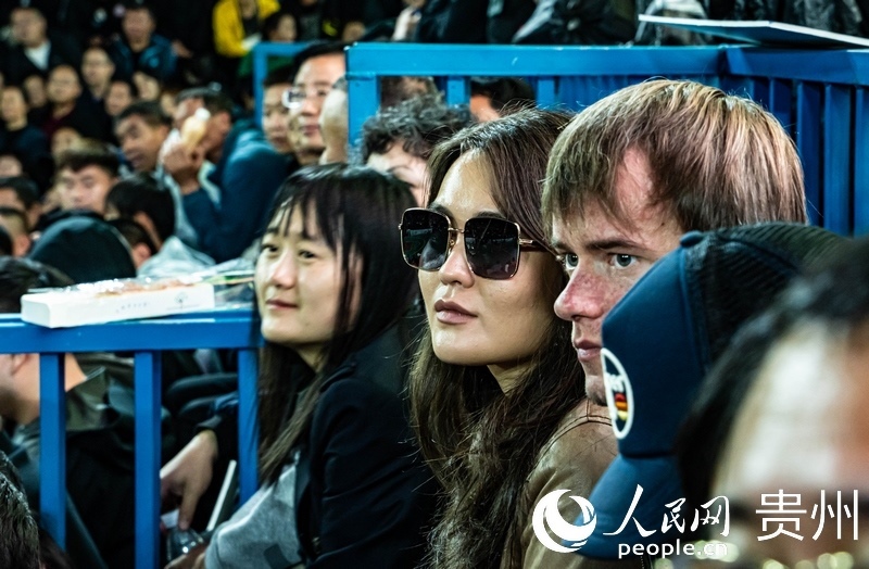 外媒記者走進“村BA”決賽現(xiàn)場觀看比賽。人民網(wǎng) 陽茜 攝