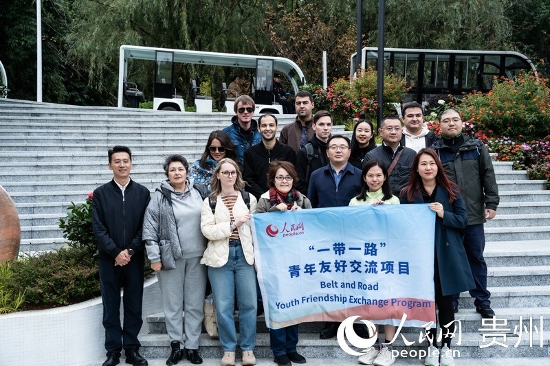 合影留念。人民網(wǎng) 陽茜攝