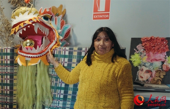 “熊貓閱覽室”一角。盧漢·梅洛為記者展示大使館贈送的龍頭。人民網(wǎng)記者 張若涵攝