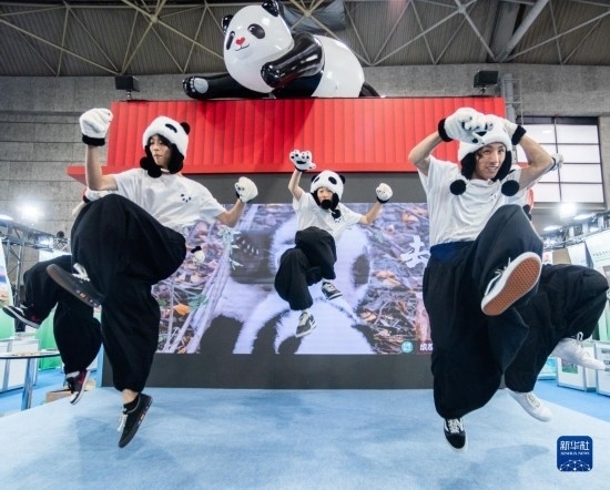  10月29日，街舞隊在日本大阪國際會展中心中國館表演街舞。新華社發(fā)（中國駐大阪旅游辦事處供圖）