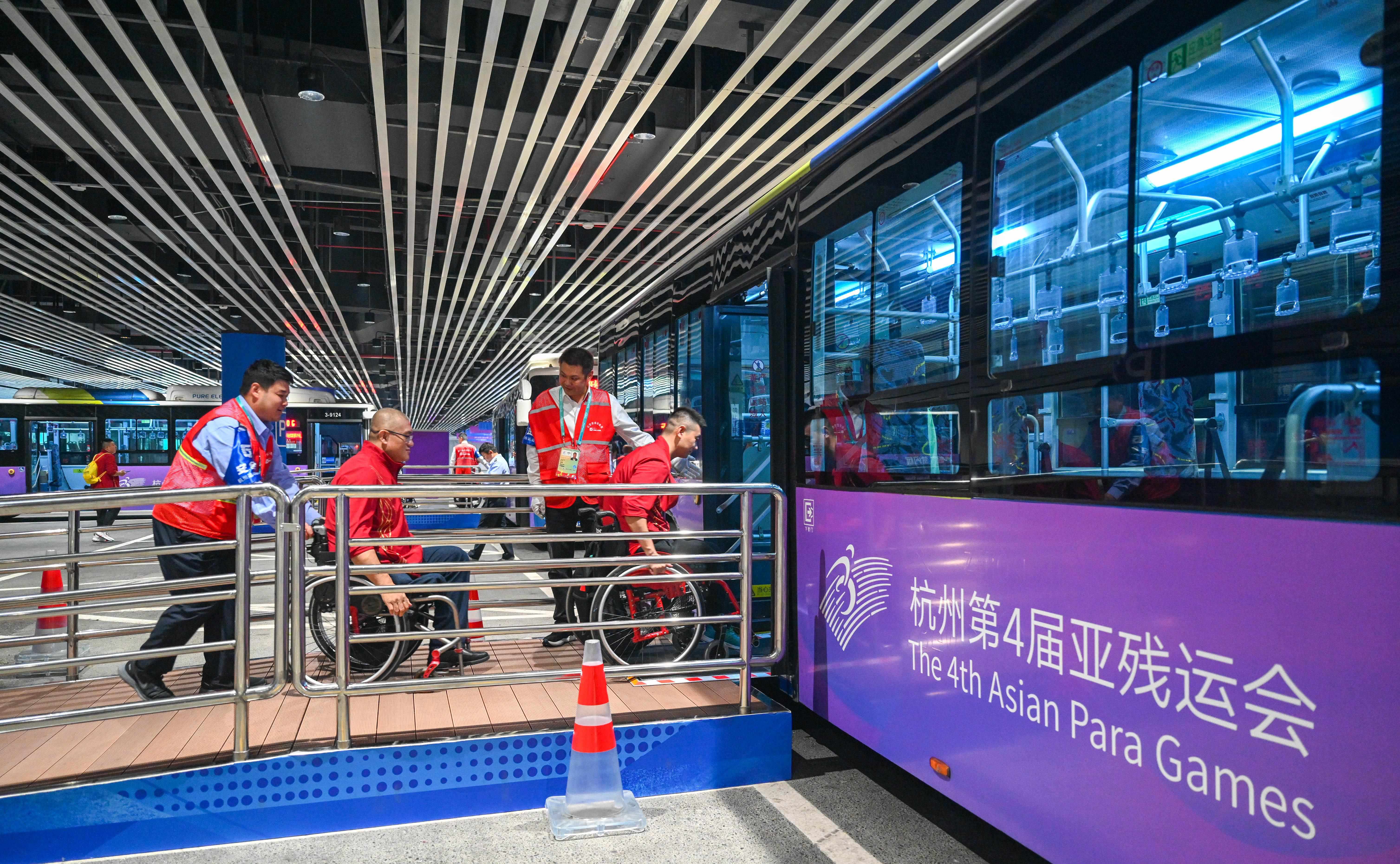 △2023年10月25日，結(jié)束輪椅籃球比賽后的中國隊和阿富汗隊球員通過無障礙坡道，順利上車返回運動員村。