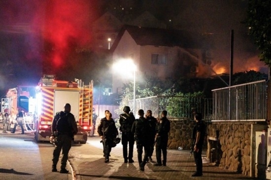  10月29日，在以色列北部城市謝莫納，以軍士兵和急救人員在一處被火箭彈擊中的現(xiàn)場執(zhí)勤。新華社發(fā)（阿亞爾·馬爾戈林攝/基尼圖片社）