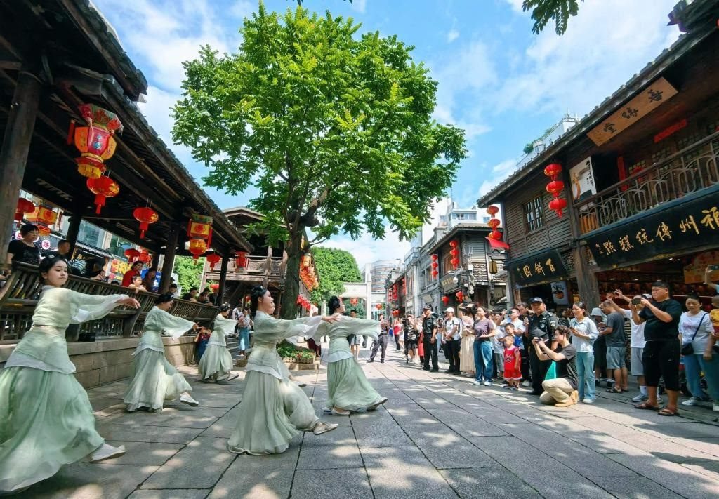 國慶節(jié)期間，福州市三坊七巷歷史文化街區(qū)上演《尋夢(mèng)閩都》快閃。新華社發(fā)