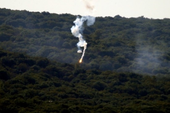 10月28日，閃光彈落在黎巴嫩納古拉樹林中燃起濃煙。新華社發(fā)（阿里·哈希紹攝）