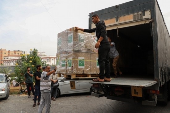  10月29日，工作人員在加沙地帶南部城市汗尤尼斯的一家醫(yī)院搬運醫(yī)療援助物資。新華社發(fā)（里澤克·阿卜杜勒賈瓦德攝）