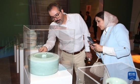 10月30日，人們?cè)谝晾实潞谔m伊朗國(guó)家藝術(shù)科學(xué)院觀看展出的展品。新華社記者 沙達(dá)提 攝