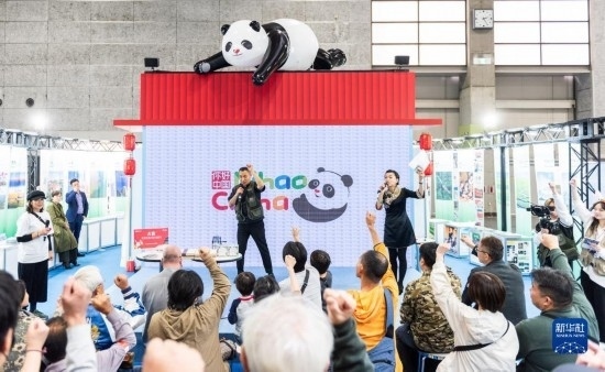  10月29日，游客在日本大阪國際會展中心中國館參與中國旅游知識問答活動。新華社發(fā)（中國駐大阪旅游辦事處供圖）