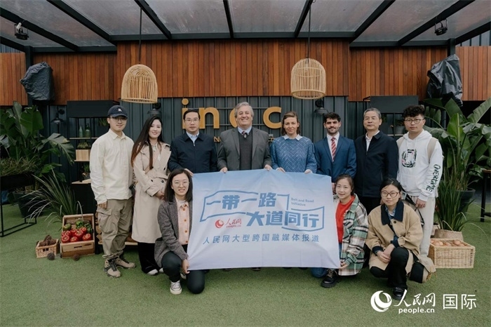 在烏拉圭第118屆普拉多牧農業(yè)國際博覽會上，烏拉圭國家肉類協(xié)會主席與人民網記者合影。人民網記者 張若涵攝