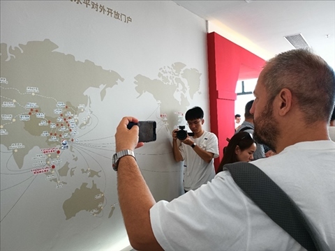 來自波黑的法魯克·博里奇用手機(jī)記錄廣州港可以通達(dá)到的世界城市與地區(qū)。石青川 攝