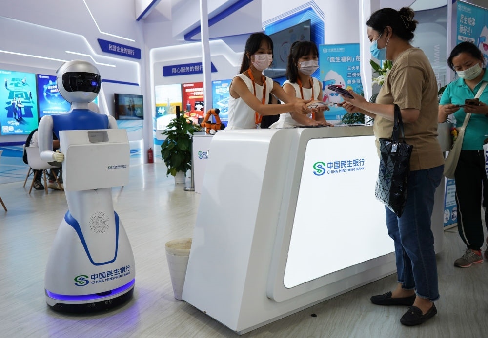 2022年9月4日，在服貿(mào)會(huì)首鋼園區(qū)金融服務(wù)專題展上，參觀者在中國(guó)民生銀行展臺(tái)咨詢金融業(yè)務(wù)。新華社記者 金皓原 攝