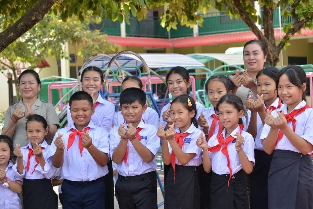 在采訪中，中老友好農冰村小學師生為老中友誼“比心”。