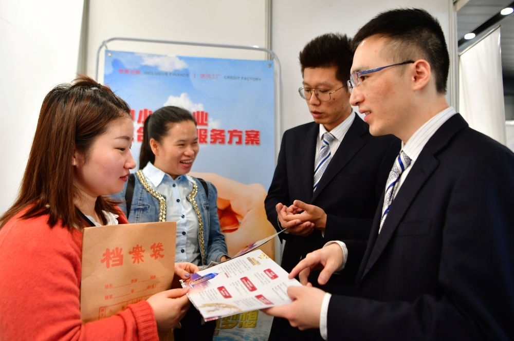 2019年5月9日，兩名鞋業(yè)公司的工作人員（左一和左二）向銀行工作人員咨詢中小微企業(yè)金融服務(wù)方案細(xì)則。當(dāng)日，福建自貿(mào)區(qū)福州片區(qū)稅企銀三方對(duì)接會(huì)在馬尾基金小鎮(zhèn)舉辦，來自傳統(tǒng)制造業(yè)、物聯(lián)網(wǎng)和電子商務(wù)等行業(yè)的企業(yè)代表參加對(duì)接會(huì)。新華社記者 魏培全 攝