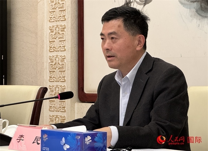 10月31日，歐美同學(xué)會秘書長李民在第五屆中法文化論壇媒體吹風(fēng)會上講話。（人民網(wǎng) 謝瑩攝）